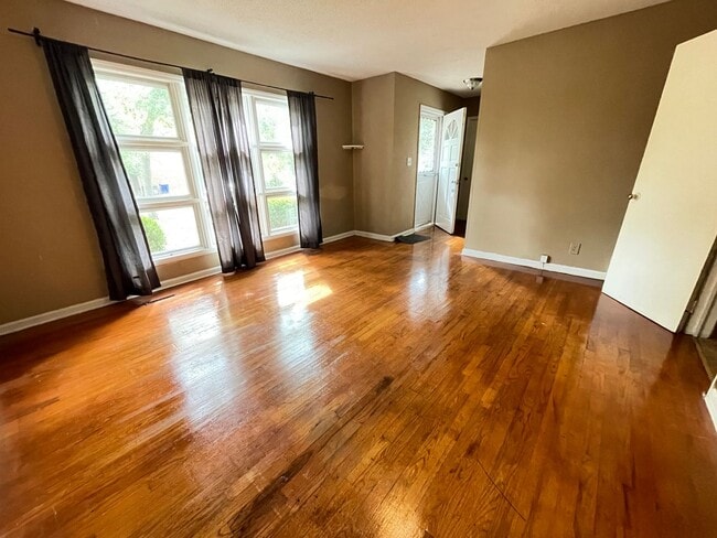 Foto del edificio - 3br house w/ yard, off-street parking, woo...