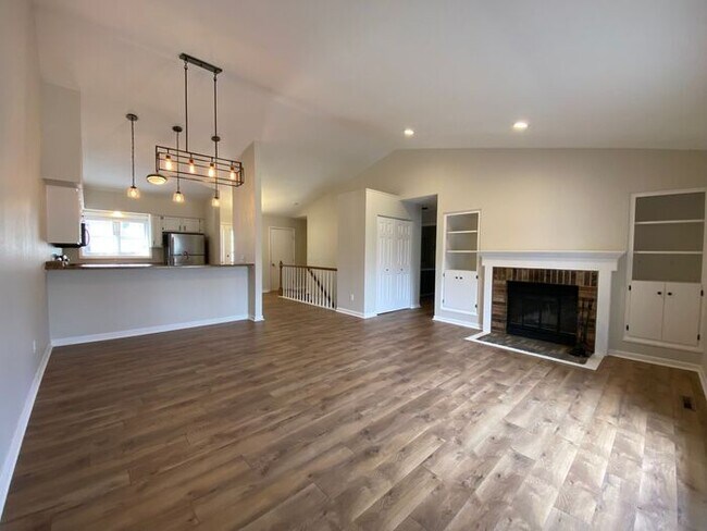 Foto del edificio - $2,200 | 3 Bedroom, 2 Bathroom Duplex | No...