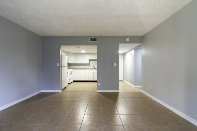 Building Photo - Spacious 1/1 unit walking distance to Walm...