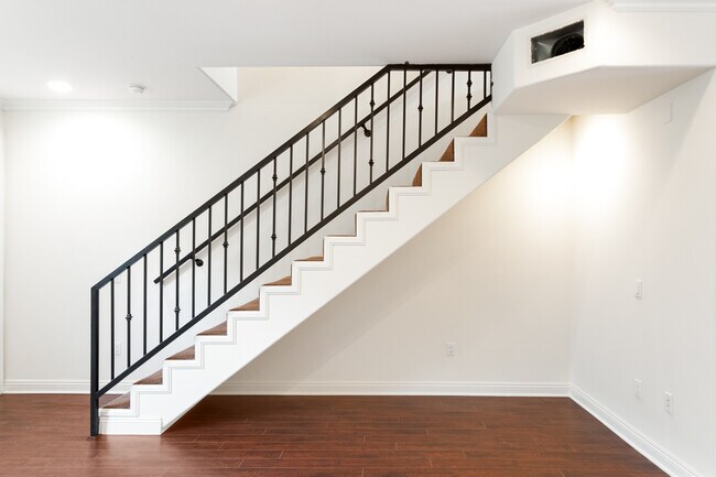 Building Photo - 1409 S Beverly Dr