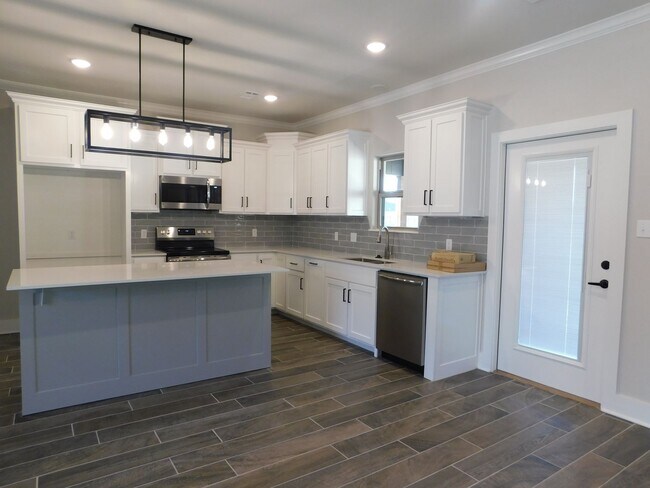 Building Photo - Executive Home for Lease Near Arkansas Col...
