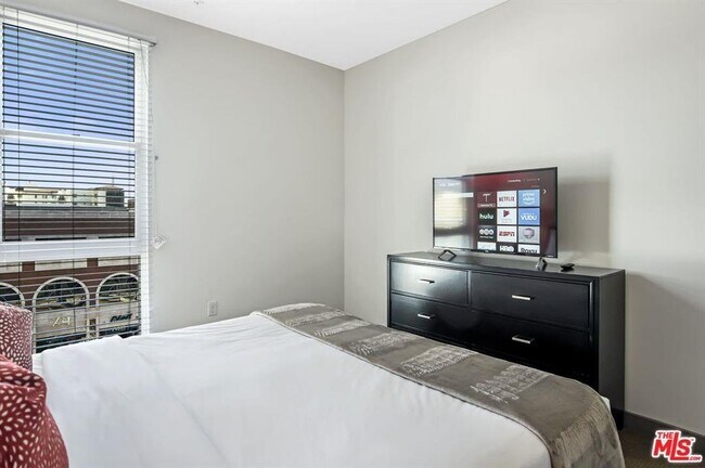 Foto del edificio - 120 W Wilson Ave