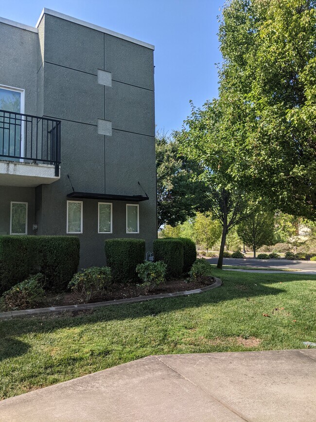 Foto del edificio - 3158 Bridgeway Dr
