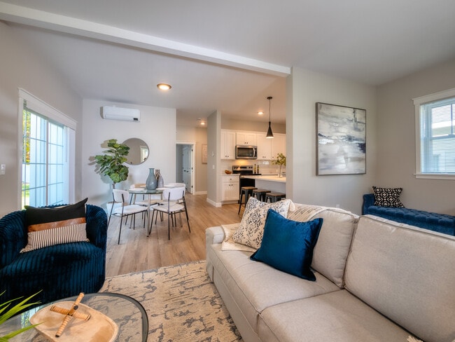 Cottage Lane: 3-bed 2-bath Living Room and Dining Room - MCO Lancaster Cottages