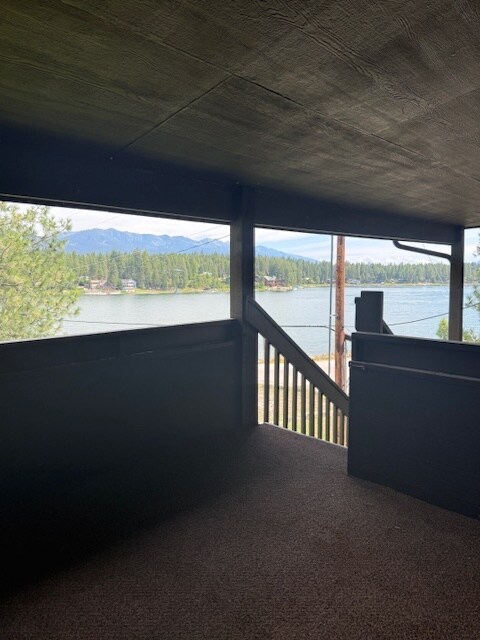 Vista del patio del lago Echo - 1901 La Brant Rd