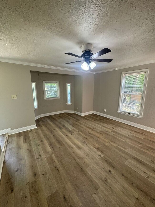 Foto del edificio - Newly Renovated 2 Bedroom, 1 Bathroom Home...