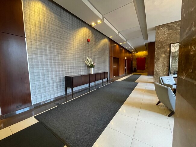 Foto del edificio - 655 W Irving Park Rd