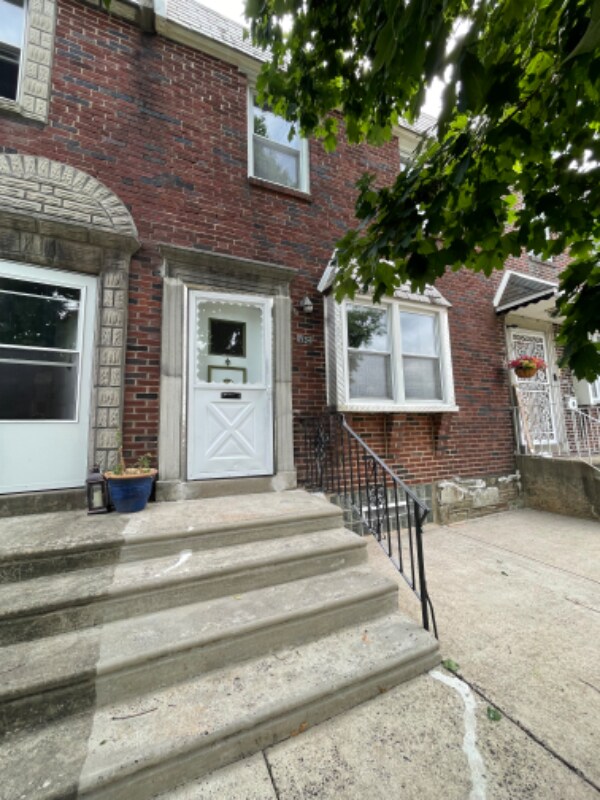 Building Photo - 2104 Longshore Ave