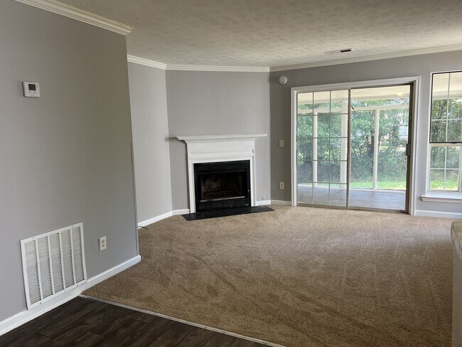 Building Photo - 2051 Charter Ln
