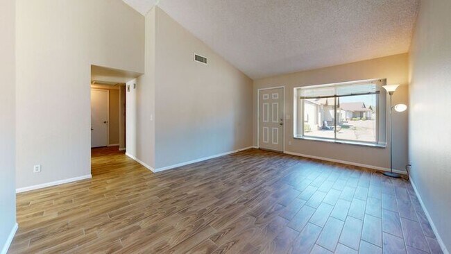 Foto del edificio - 1055 N Recker Rd