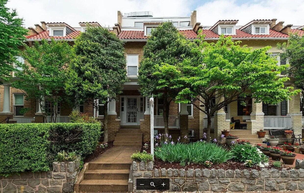 Foto principal - Charming 6-Bedroom Georgetown Rowhouse wit...