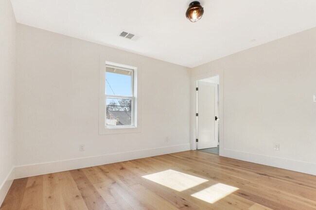 Foto del edificio - Huge (1,500 square feet) 2 bed, 2.5 bath in Lincoln Heights with parking, in-unit laundry and pri...