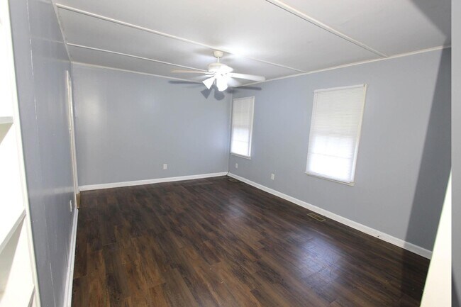 Foto del edificio - 934 Bluebird Rd