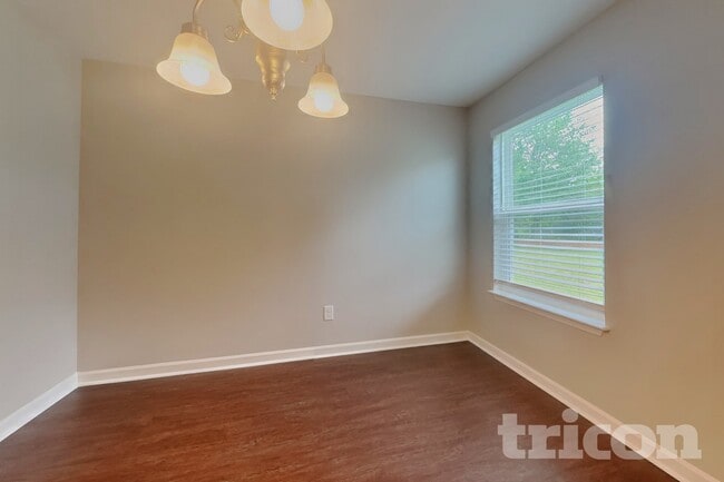 Building Photo - 1505 Hamilton Hills Dr