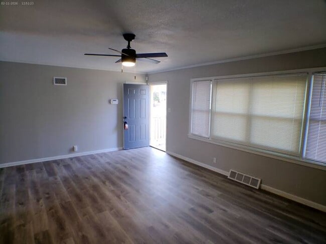 Building Photo - Beautiful 2 bedrooms and 2 baths with vanity located on S Hawthorne Ave in Independence, convenie...