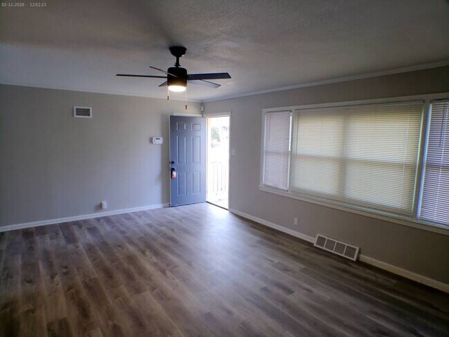 Foto del edificio - Beautiful 2 bedrooms and 2 baths with vanity located on S Hawthorne Ave in Independence, convenie...