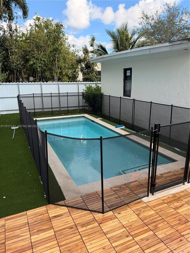 Building Photo - 6848 N Miami Ave