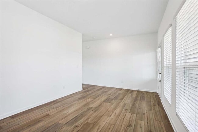 Building Photo - 2165 Boxwood Cir