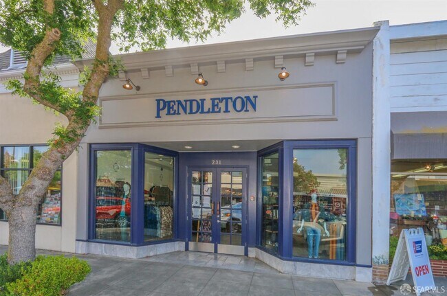 Building Photo - 648 University Ave