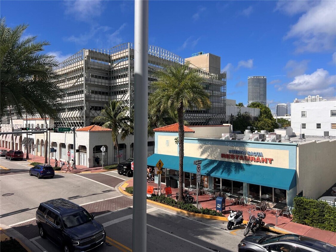 Primary Photo - 713 Collins Ave