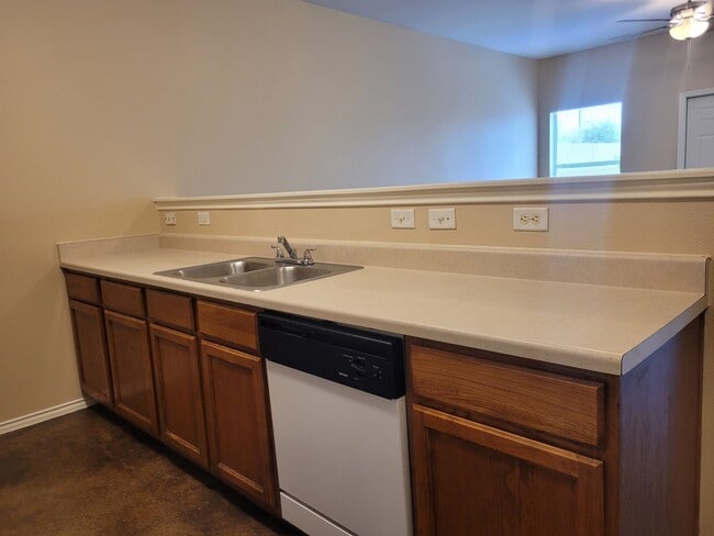 Building Photo - Lovely townhome | 3 bed/2.5 bath | spacious 1421 square feet | convenient location near Randolph ...