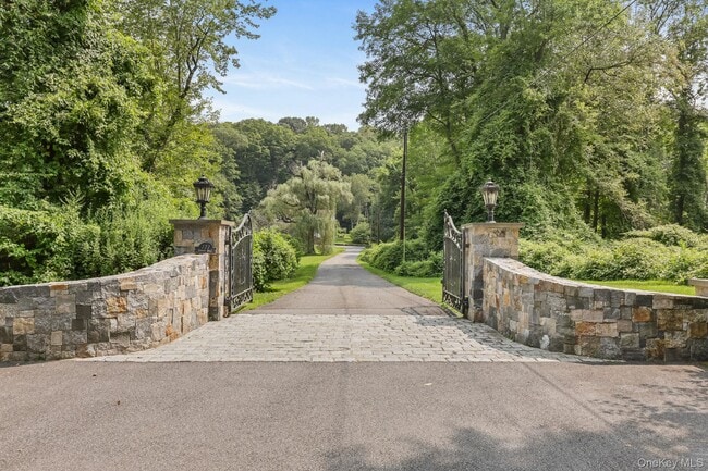 Building Photo - 777 Armonk Rd