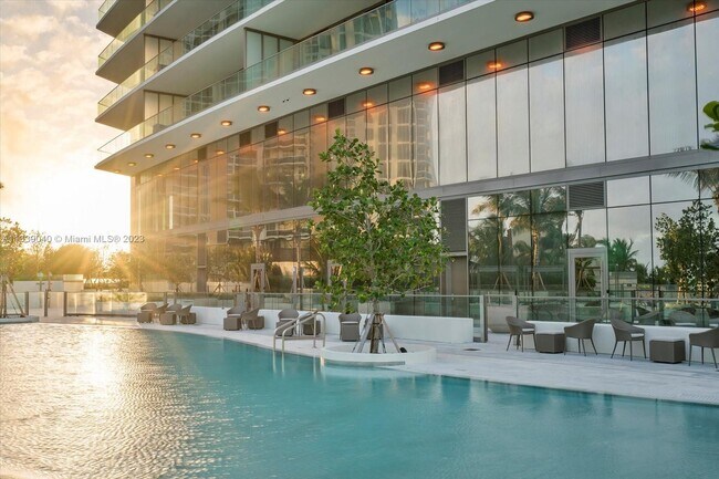 Foto del edificio - 18975 Collins Ave