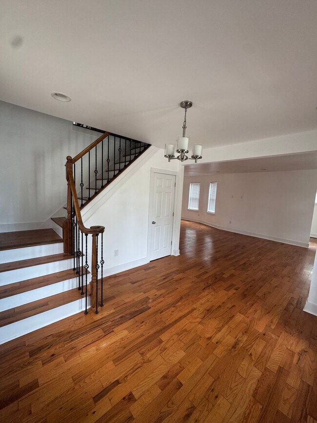 Foto del edificio - Home Available in West Forest Park!