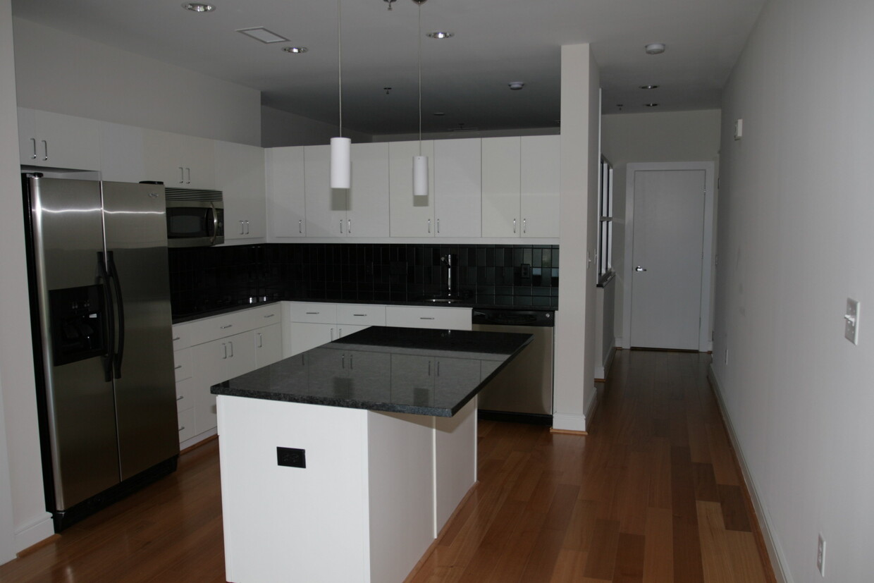 Full kitchen, fridge freezer, dishwasher - 333 W Trade St