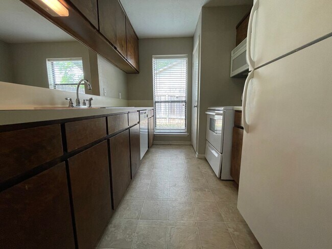Foto del edificio - AUGUST PRE-LEASE!  Spacious 2 Bedroom 2 Bathroom Duplex with Yard!