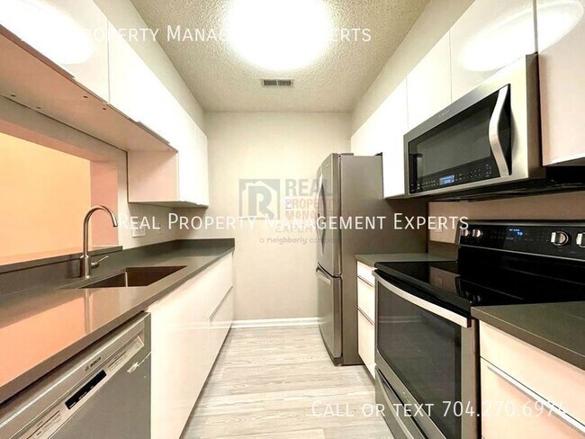 Foto del edificio - 5003 Sharon Rd