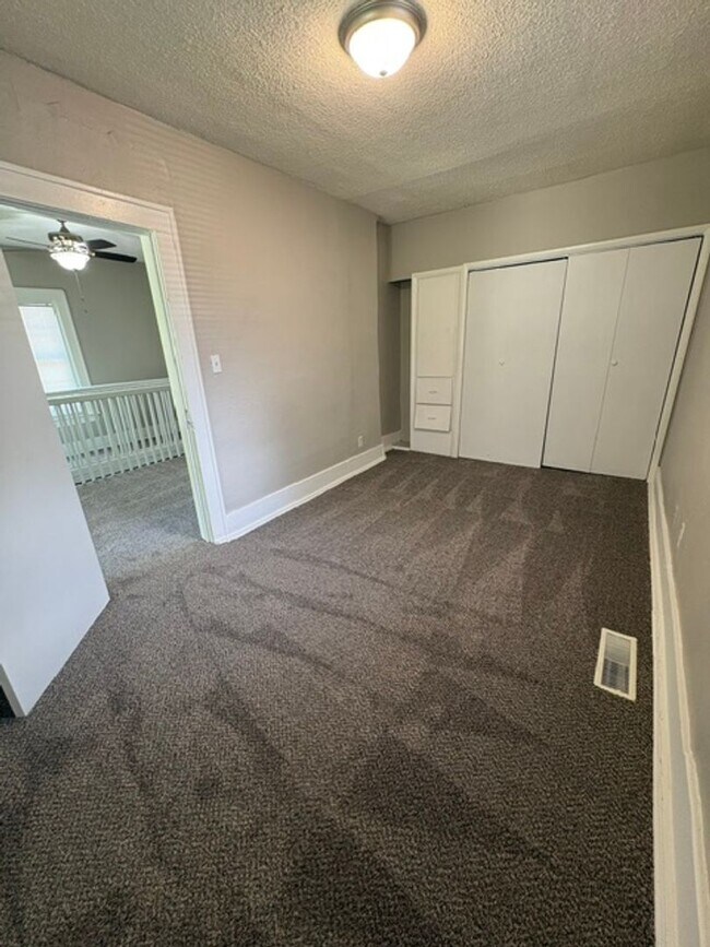 Foto del edificio - A cozy 2 bedroom home with versatile living space and plenty of storage including a partially fin...