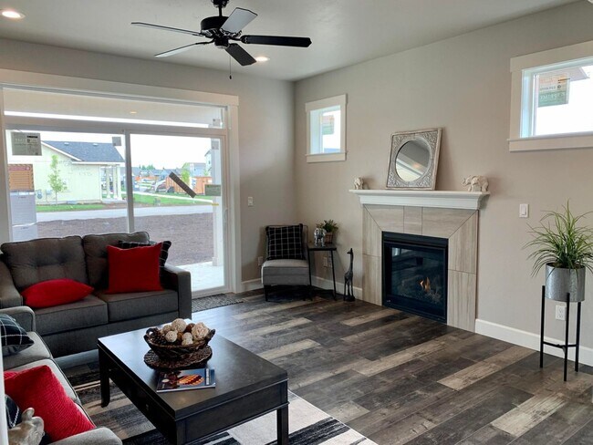 Building Photo - Large 4 bedroom in Redmond, new listing!  A/C!