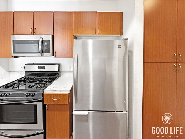 Foto del edificio - Resort-Style 1BR in Anaheim | Gym, Pool, Jacuzzi & Balcony