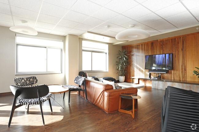 Interior Photo - Venn on Market