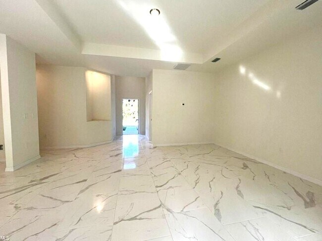 Foto del edificio - Large 4 bedroom, 3 bath, 2 car garage-MOVE...