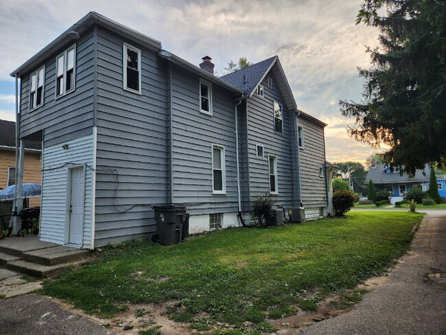 Building Photo - 326 1/2 N Gratiot Ave