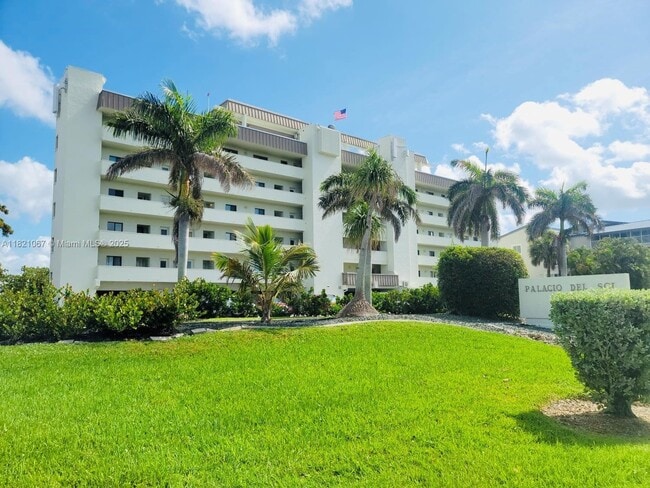 Building Photo - 1500 Park Beach Cir
