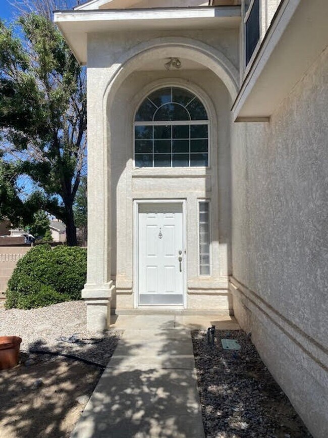 Foto del edificio - Spacious Two Story Home in the NE Heights ...