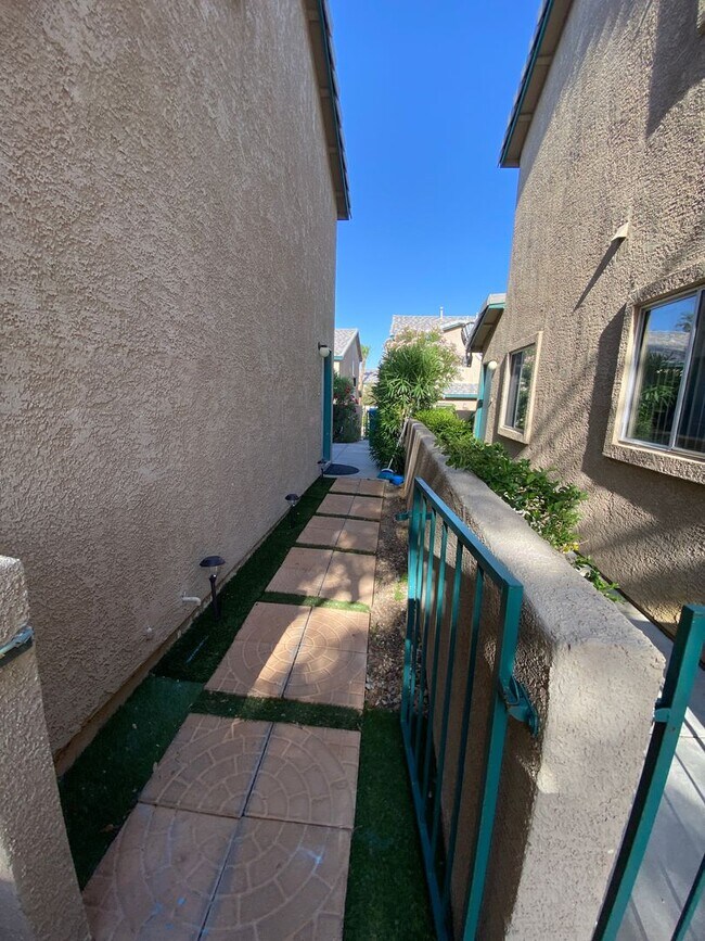 Foto del edificio - AMERICANA Property Mgmt - Gated 2beds -2baths Townhouse in Spring Valley