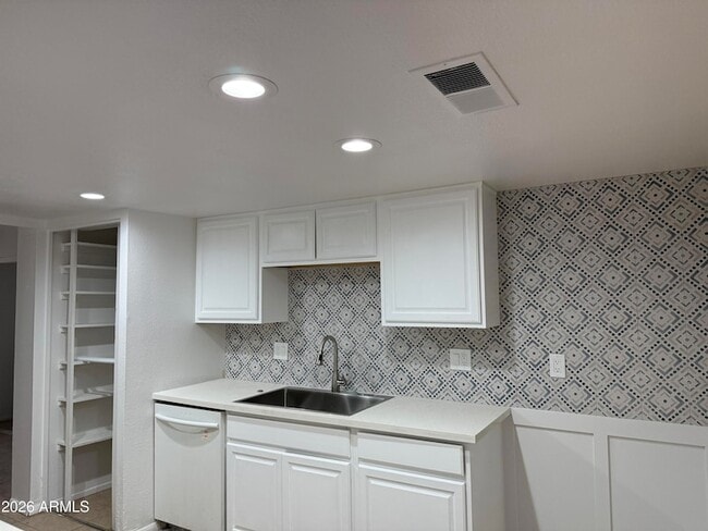 Building Photo - 503 E Loyola Dr