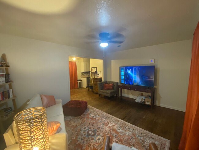 Building Photo - 2 bed 1 bath available just in Time for th...