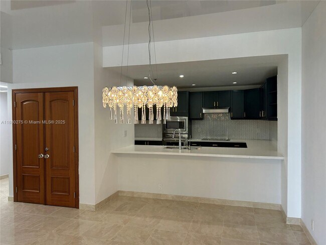 Foto del edificio - 251 Crandon Blvd