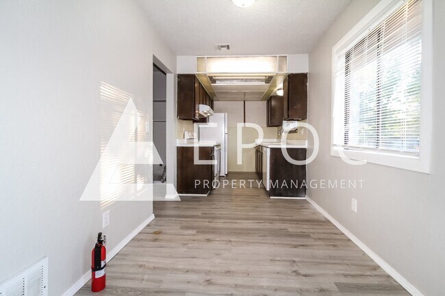 Foto del edificio - 409 Woodland Dr