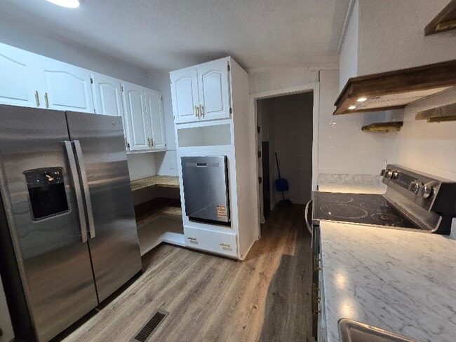 Building Photo - 218 Lee Rd