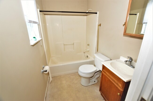 Building Photo - 465 Valley St