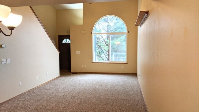 Building Photo - Spacious Four Bedroom in Great Location!