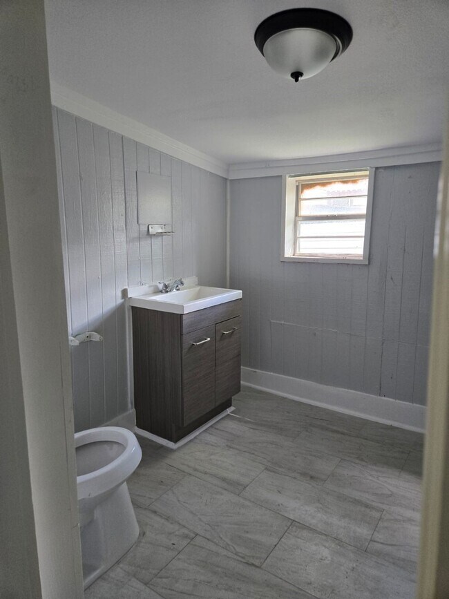 Building Photo - 5906 Hillsboro St