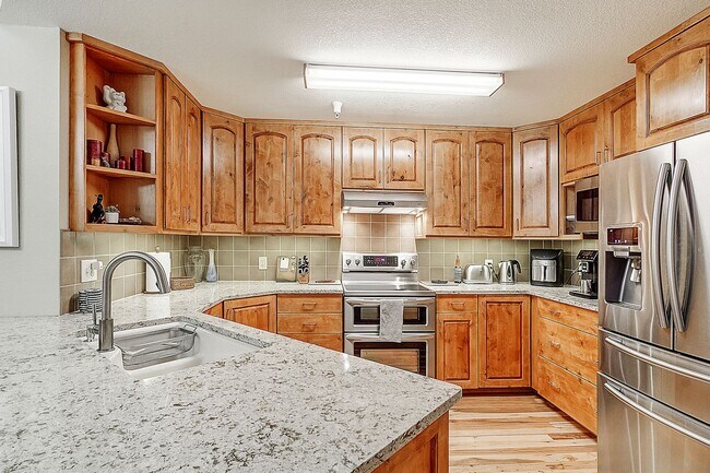 Foto del edificio - Furnished! Updated 3bed/3bath! 1 car garage! Heat included! Flexible lease terms!