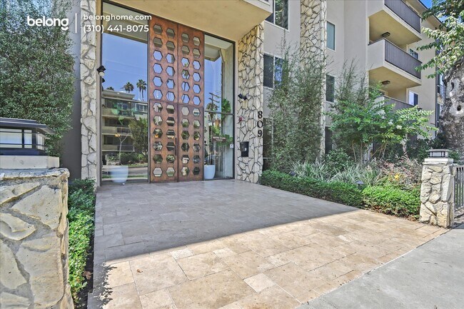 Building Photo - 809 S Bundy Dr